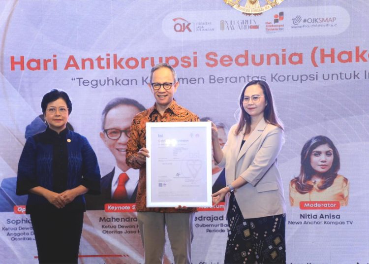 Ketua Dewan Komisioner OJK, Mahendra Siregar (tengah) dalam acara Hari Antikorupsi Sedunia (Hakordia) Tahun 2024. (ist)