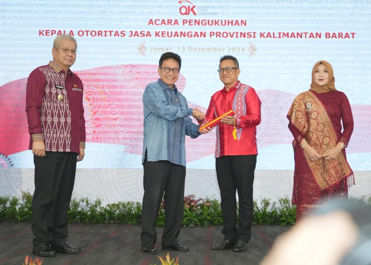 Pengukuhan Kepala OJK Kalimantan Barat, Rochma Hidayati yang menggantikan Maulana Yasin dilakukan Wakil Ketua Dewan Komisioner OJK, Mirza Adityaswara disaksikan oleh Pj Gubernur Kalbar Harisson. (ist)