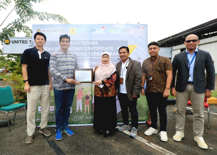 Manajer Layanan Prioritas dan PAE PLN UID Kalbar Uray Kurnawati menyerahkan Renewable Energy Certificate (REC) Kepada Branch Operation Head PT United Tractors Tbk Pontianak, Rimba Kusumadilaga di kantornya Jalan Adi Sucipto, Sabtu.(ist)