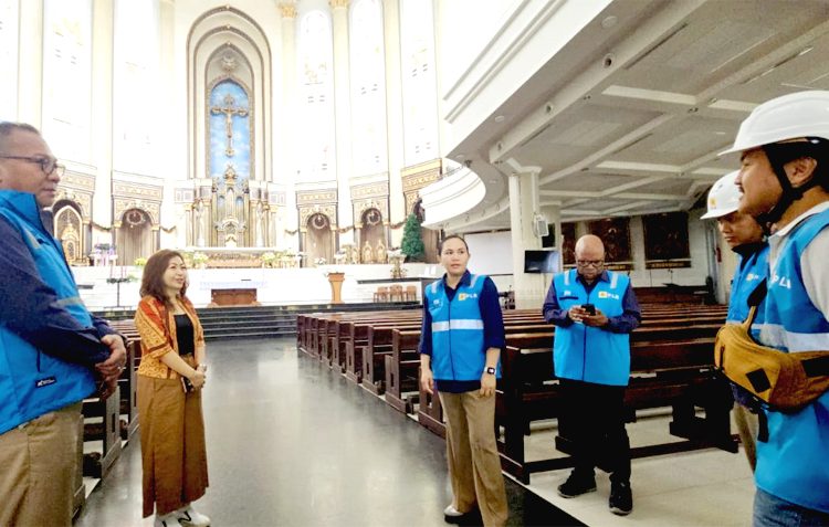 General Manager PLN UID Kalimantan Barat, Joice Lanny Wantania (tengah) berserta tim mengunjungi Gereja Katedral Santo Yosef Pontianak untuk memastikan instalasi dan kondisi listrik aman. (ist)