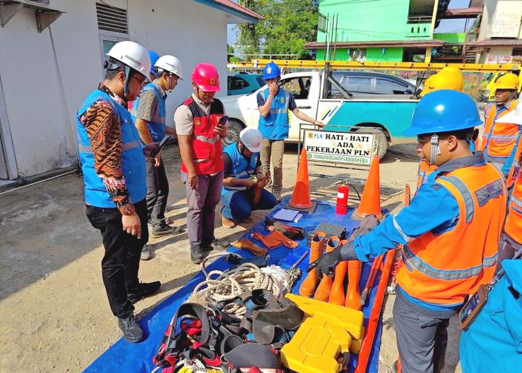 Manager PLN UP3 Sanggau, Hendy Gita Wedhatama melakukan pengecekan alat dan petugas dalam siaga Nataru, Jum'at. (ist)
