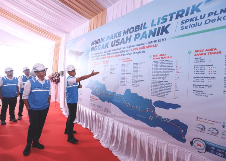 Direktur Utama PLN, Darmawan Prasodjo (depan kanan) memaparkan kesiapan infrastruktur pendukung kendaraan listrik menghadapi masa mudik serta libur Natal dan Tahun Baru 2025 kepada Wakil Menteri BUMN sekaligus Komisaris PLN, Aminuddin Ma'ruf (depan kiri) saat mengunjungi SPKLU Rest Area KM 43A Tol Jakarta - Merak, Selasa. (ist)
