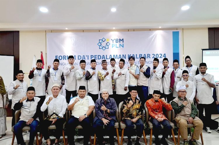 Para Dai Foto Bersama Kepala Kemenag Kubu Raya, H. Ekhsan S.Ag, M.Si, Ketua IKADI Kalbar Ustadsz Burhansyah S.Ag. M.Pd  dan Ketua YBM PLN UID Kalbar, Mukhlis Zarkasih beserta pengurus di Ruang Tanggui Hotel Dangau Kubu Raya.(ist)