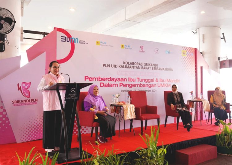 General Manager PLN UID Kalimantan Barat Sekaligus Pembina Srikandi PLN Regional Kalimantan Memberikan sambutan pada workshop pemberdayaan ibu tunggal dan ibu mandiri dalam pengembangan UMKM Kolaborasi PLN UID Kalimantan Barat dengan Alisah Khadijah ICMI Kota Pontianak di Pontianak. (ist)