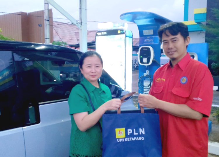 Manager PLN UP3 Ketapang memberikan apresiasi kepada pengguna kendaraan listrik yang telah menggunakan SPKLU PLN di Ketapang, Rabu. (ist)