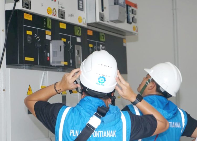 Petugas PLN sedang melakukan pengecekan pada panel switching memastikan dalam kondisi aman dalam menghadapi Perayaan Natal 2024 dan Tahun Baru 2025. (ist)