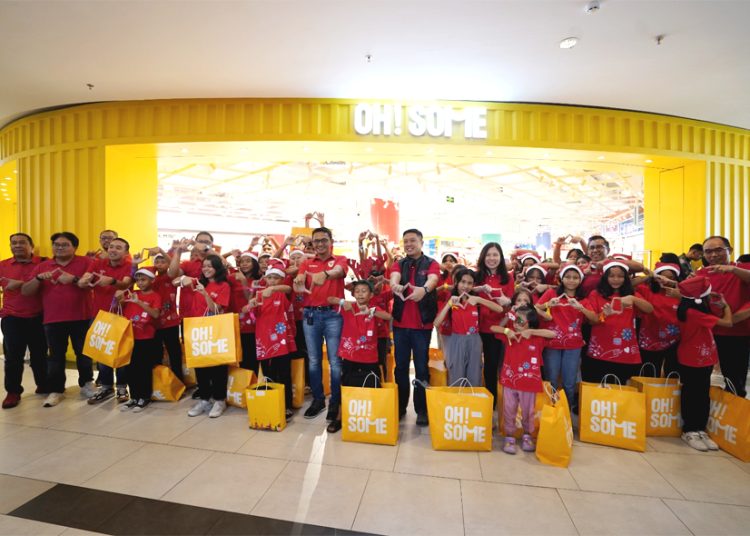 Melalui inisiatif filantropi "Sambungkan Senyuman" dalam rangkaian program Telkomsel Siaga Natal 2024 dan Tahun Baru 2025 (NARU), Telkomsel menghadirkan berbagai aktivitas sosial yang menyasar masyarakat prasejahtera di seluruh penjuru Indonesia, termasuk di Pontianak, Kalimantan Barat.(ist)