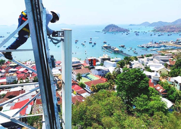 Teknisi XL Axiata melakukan pemeriksaan  perangkat BTS di Labuhan Bajo, Kabupaten Mangarai Barat, Nusa Tengara Timur (NTT).(ist)