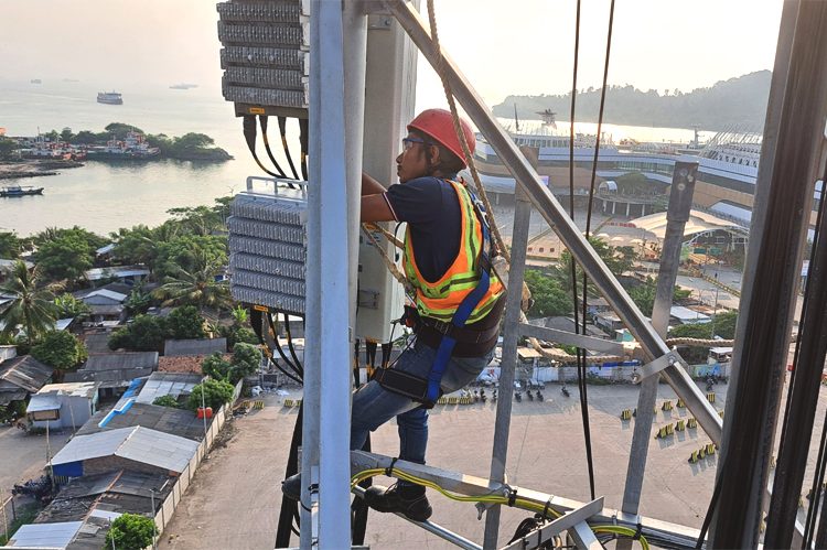Teknisi jaringan XL Axiata bekerja di atas menara BTS di sekitar area PLBN Entikong. XL Axiata telah memastikan kesiapan jaringan dalam menghadapi kemungkinan lonjakan trafik di semua layanan menjelang libur panjang Natal dan Tahun Baru (Nataru) 2025. (ist)