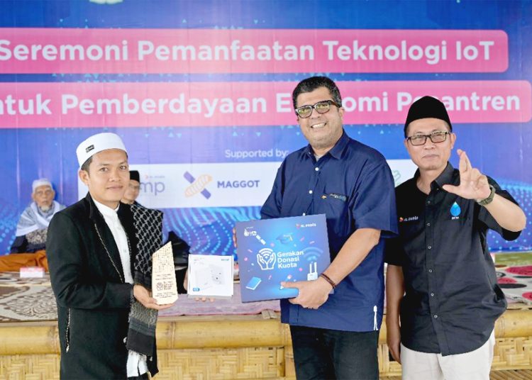 Regional Group Head XL Axiata East Region, Dodik Ariyanto, Chief of Corporate Affairs XL Axiata, Marwan O Baasir dan  Mudir PPM Ponpes Darul Muttaqien, Ust. H. Adi Rimbun Kusuma Negara, M.A saat penyerahan Router GDK (Gerakan Donasi Kuota) dengan paket data internet di Pondok Pesantren Darul Muttaqien, Lombok Timur, Rabu. (ist)