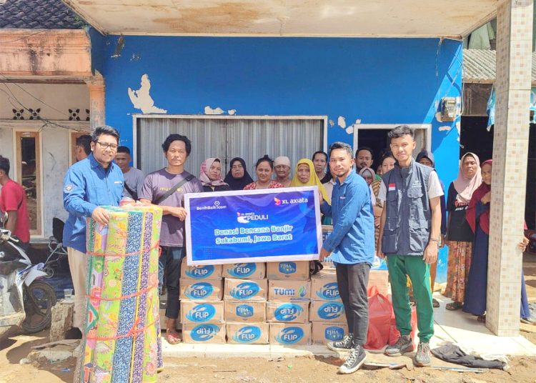 Tim XL Axiata menyerahkan bantuan untuk warga korban banjir di wilayah Sukabumi. Selain bantuan kebutuhan pokok, XL Axiata juga memberikan dukungan layanan komunikasi bagi para korban dan petugas di lapangan.(ist)