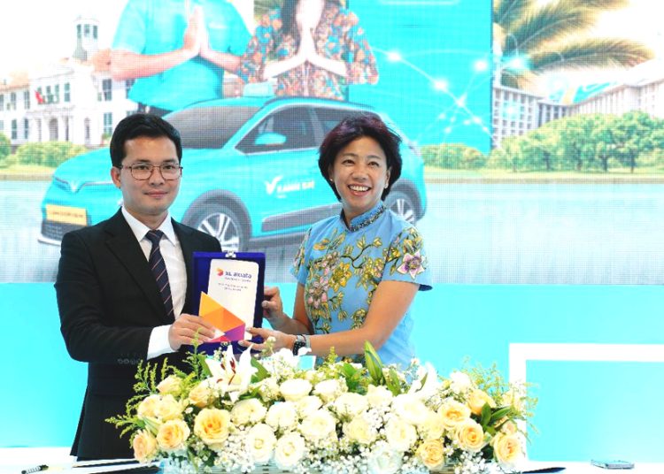 Global CEO of Xanh SM, Nguyen Van Thanh (kiri) bersama Direktur & Chief Enterprise Business and Corporate Affairs Officer XL Axiata, Yessie D. Yosetya (kanan) melakukan prosesi pendandatanganan kerja sama strategis antara XL Axiata dengan Xanh SM di Jakarta, Rabu.(ist)
