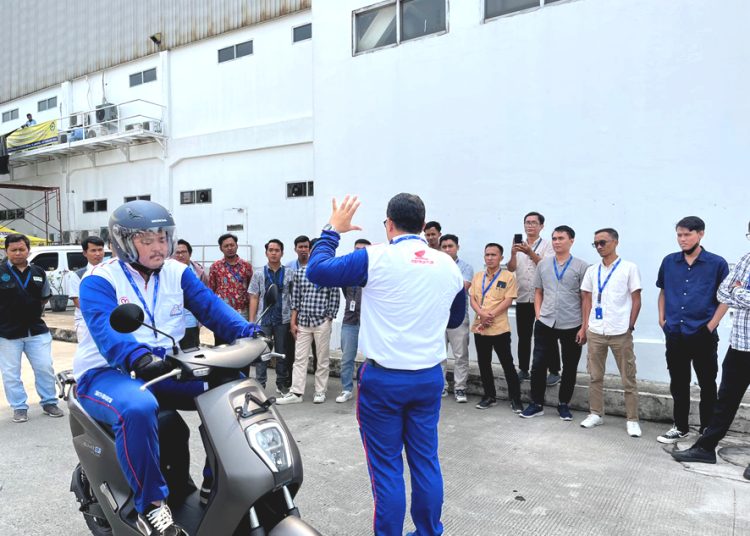 Instruktur Safety Riding Honda memberikan edukasi kepada masyarakat dalam menggunakan sepeda motor listrik Honda EM1 e:(ist)