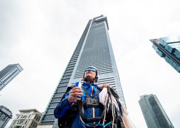 Lompatan Bersejarah dari Ketinggian 385 Meter