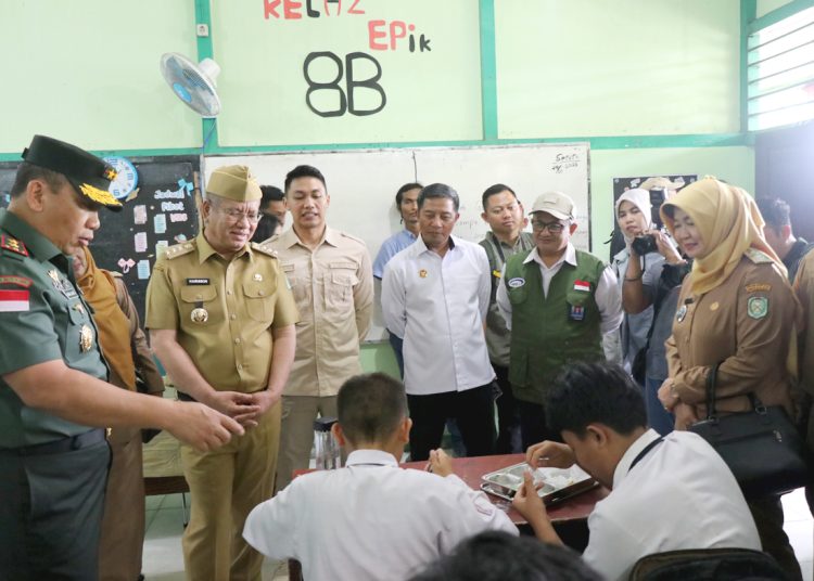 Pj. Gubernur Kalimantan Barat Harisson dan Kepala Perwakilan BPKP Provinsi Kalimantan Barat Rudy M. Harahap saat pelaksanaan Program Makan Bergizi Gratis di SDN 29 dan SMPN 9 Pontianak Kota, Senin. (ist)