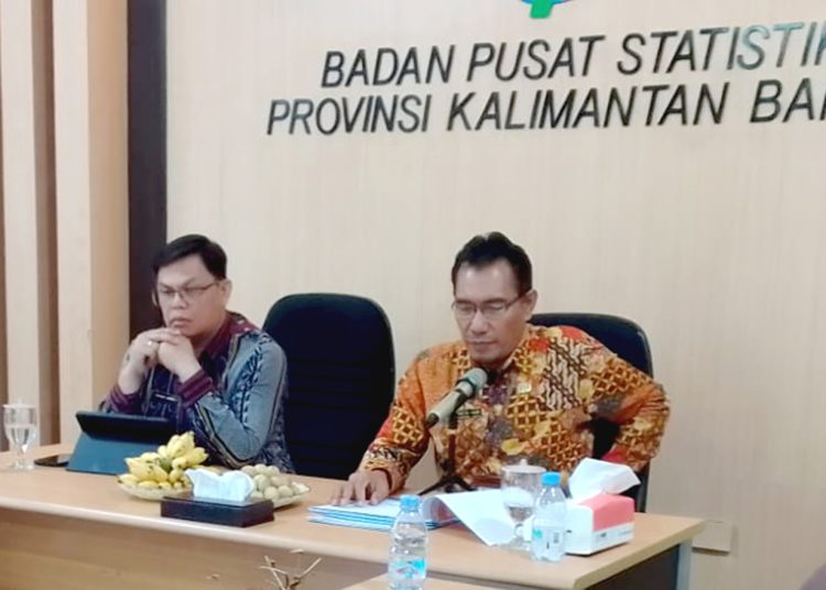 Kepala BPS Kalbar, Muhammad Saichudin (kanan) dalam rilis BPS di Pontianak, Kamis. (mb)