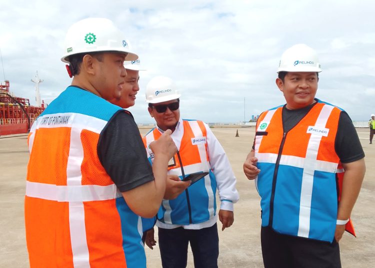 Ervin Bayu Sanjaya, Manager Komersial PT Pelindo Regional 2 Pontianak, Kalimantan Barat di Terminal Kijing, Senin. (mb)
