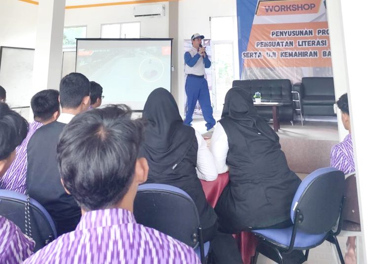 Edukasi safety riding Asmo Kalbar di SMKN 1 Pontianak.(ist)