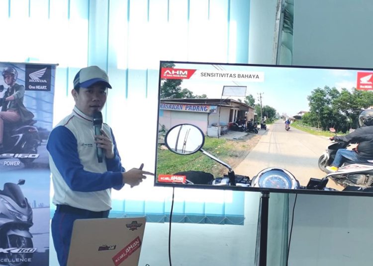 Instruktur Asmo Kalbar mengedukasi keselamatan berkendara kepada pegawai Disnaker Pontianak.(ist)