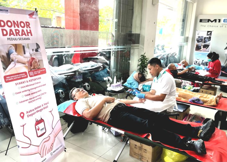 Aksi kegiatan sosial donor darah Asmo Kalbar di Pontianak.(ist)