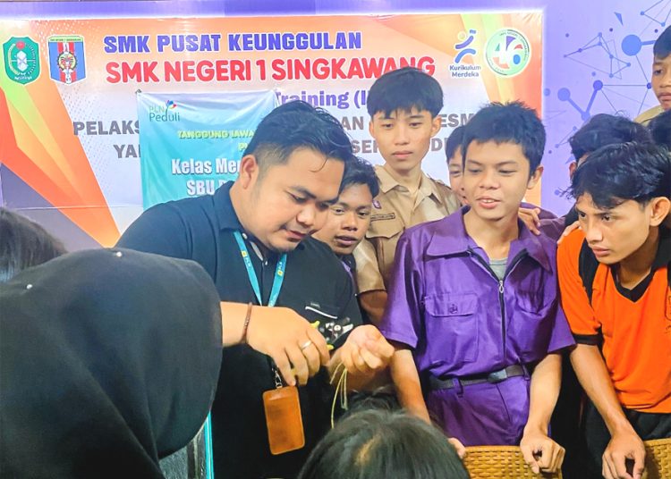 Melalui Program TJSL, PLN Icon Plus SBU Kalimantan menggelar program kelas mengajar di SMK Negeri 1 Singkawang, Kalimantan Barat, Kamis. (ist)