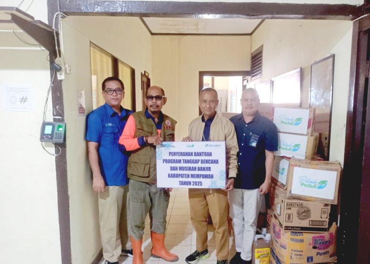PT Pelindo Regional 2 Pontianak menyalurkan bantuan kemanusiaan untuk masyarakat terdampak banjir di Kabupaten Mempawah, Kalimantan Barat.(ist)