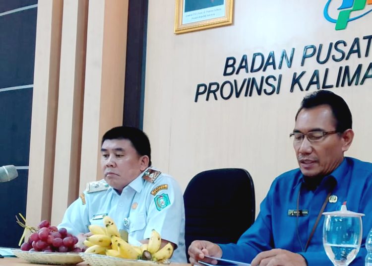 Muh Saichudin, Kepala Badan Pusat Statistik (BPS) Kalbar (kanan) didampingi Staf Ahli Bidang Pembangunan dan Ekonomi Pemprov Kalbar, Christianus Lumano.(mb)
