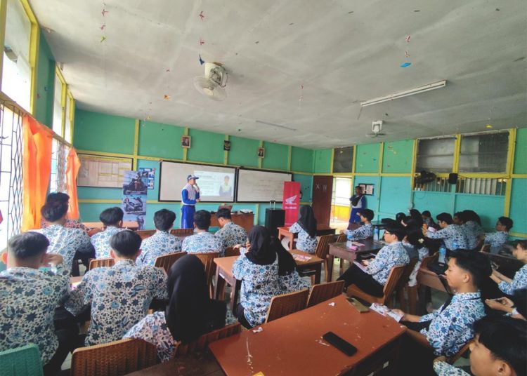 Safety riding Astra Motor Kalimantan Barat di SMA Santun Untan, Pontianak. (ist)