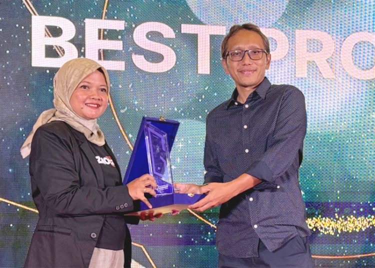 Head External Communication & Media Management XL Axiata, Henry Wijayanto (kanan), menerima penghargaan sebagai Most Innovative Fixed Mobile Convergence 2024 oleh Gizmologi, akhir 2024.(ist)