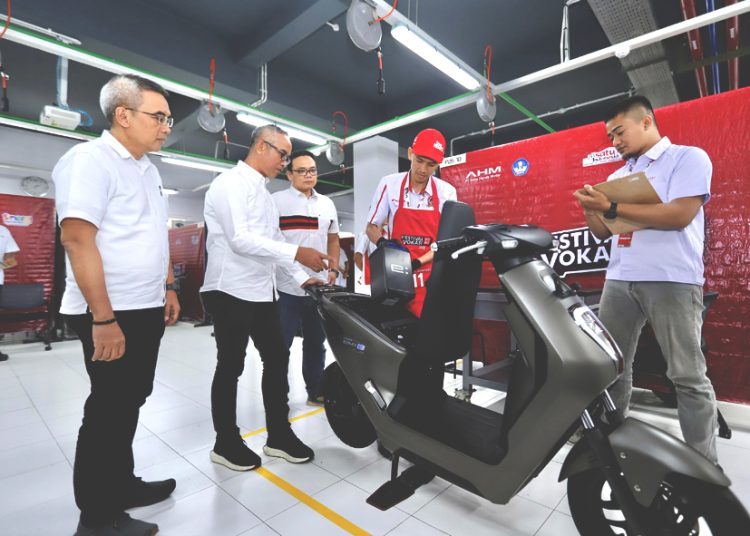 Finalis siswa FEVOSH 2025 menunjukkan keterampilan merawat sepeda motor listrik Honda EM1 e:, disaksikan oleh GM Corporate Communication AHM Ahmad Muhibbuddin, Vocational Manager AHM Gunardi, dan Technical Training Manager AHM Herry Chairy T. Hal ini sejalan dengan komitmen AHM mendukung talenta otomotif masa depan.(ist)