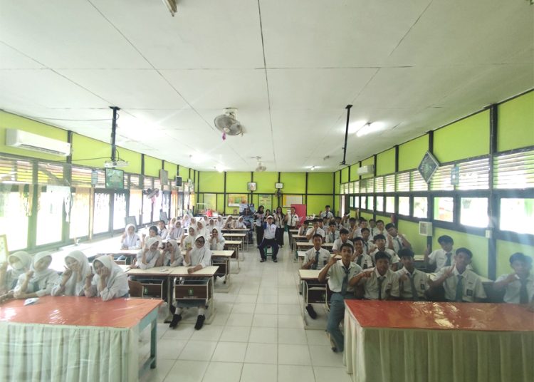 Edukasi keselamatan berkendara dari Asmo Kalbar di SMAN 2 Mempawah, Kalimantan Barat. (ist)