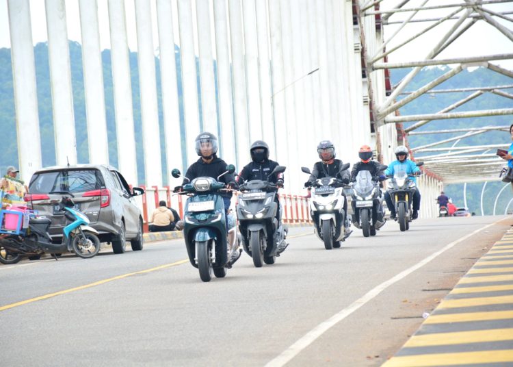 Astra Motor Kalimantan Barat menggelar Honda Adventure dengan konsep unik, yaitu perjalanan touring ke dua arah namun tetap dalam satu semangat kebersamaan. (ist)