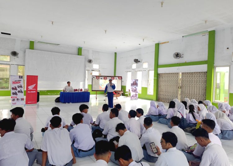 Edukasi safety riding Asmo Kalbar di SMA Negeri 7 Pontianak. (ist)