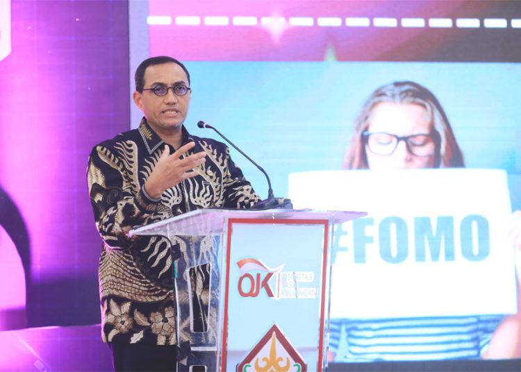 Kepala Eksekutif Pengawas Inovasi Teknologi Sektor Keuangan, Aset Keuangan Digital, dan Aset Kripto OJK Hasan Fawzi memberikan kuliah umum di Universitas Palangkaraya, Jumat. (ist)