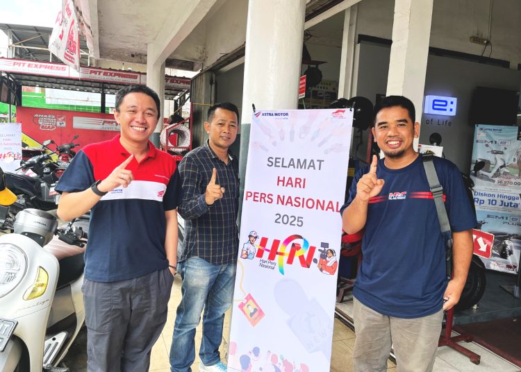 Turut memperingati Hari Pers Nasional 2025, Astra Motor Kalbar memberikan layanan service dan ganti oli gratis bagi insan pers di Kota Pontianak. (ist)