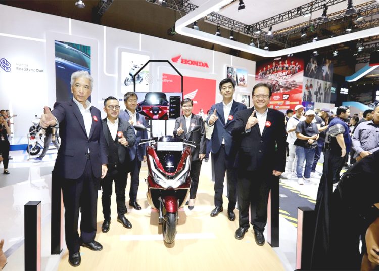 Penampilan New Honda PCX 160 yang telah dilengkapi teknologi konektivitas Honda RoadSync, serta dua konsep motor listrik futuristik, EV Fun Concept dan EV Urban Concept.(ist)