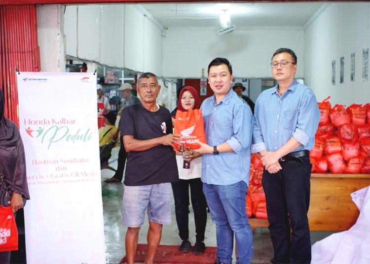 Astra Motor Kalimantan Barat melakukan aksi sosial berbagi dan service gratis pasca bencana banjir yang terjadi di beberapa wilayah Kalbar. (ist)