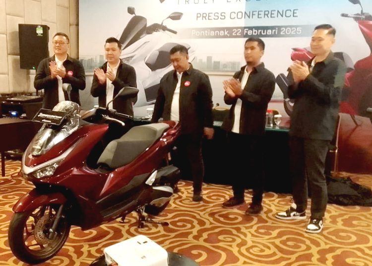Asmo Kalbar perkenalkan skutik besar premium New Honda PCX 160 di Pontianak. (mb)