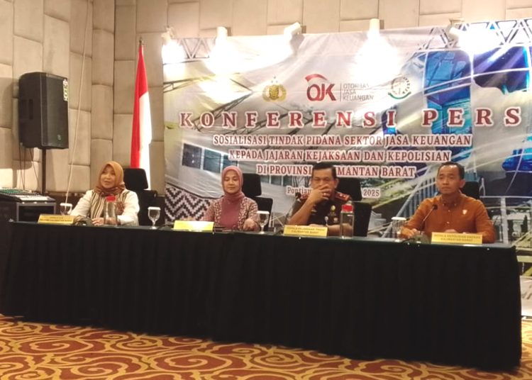 Konferensi pers sosialisasi tentang Tindak Pidana Sektor Jasa Keuangan (SJK) kepada Jajaran Kepolisian dan Kejaksaan di Wilayah Hukum Provinsi Kalimantan Barat di Pontianak, Kamis. (mb)