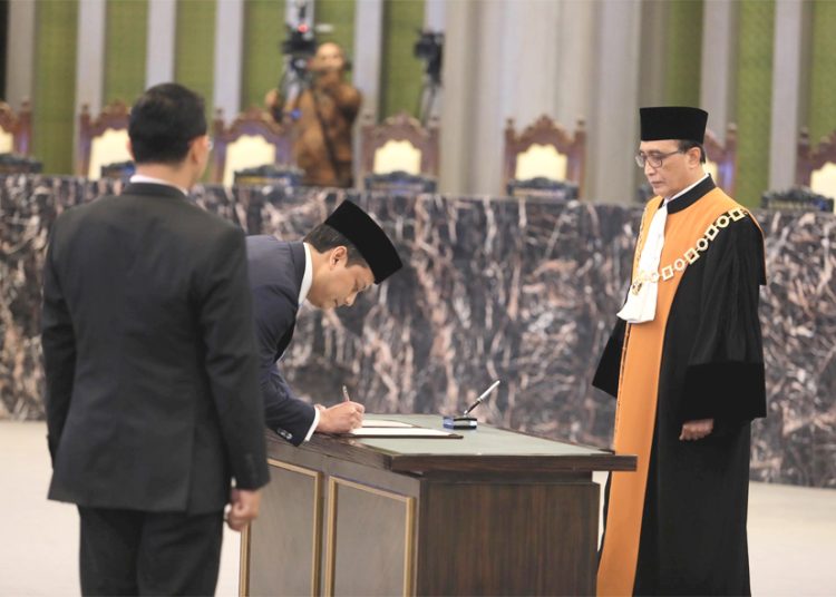 Pelantikan Thomas A.M Djiwandono sebagai Anggota Dewan Komisioner OJK Ex-officio Kemenkeu di hadapan Ketua Mahkamah Agung RI Sunarto di Gedung MA Jakarta, Kamis. (ist)