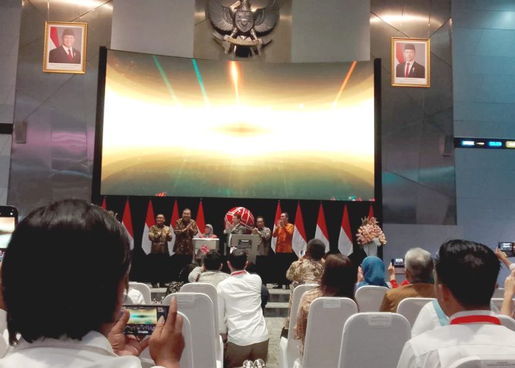 Peluncuran produk derivatif baru, yaitu Foreign Index Futures (Kontrak Berjangka Indeks Asing/KBIA) di Main Hall BEI, Selasa. (mb)