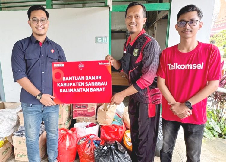 Telkomsel menyalurkan bantuan sosial kemanusiaan bagi warga terdampak bencana banjir di Mempawah, Kuala Mandor, dan Kembayan provinsi Kalimantan Barat, pada Jumat.(ist)