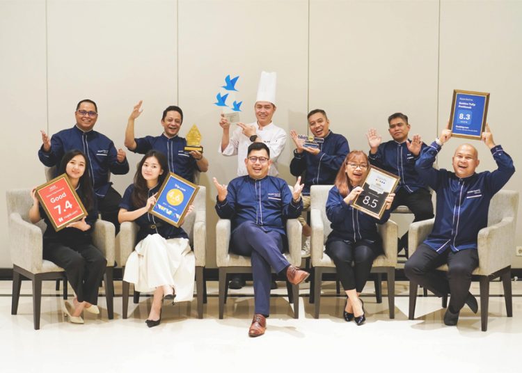 Bangkit Ciptadi, General Manager Hotel Golden Tulip Pontianak, Kalimantan Barat bersama kru hotel. (ist)
