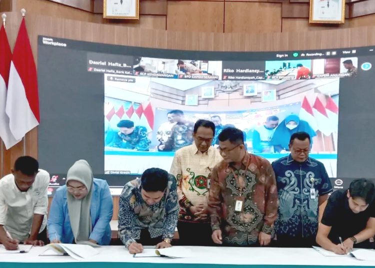 Akad kredit serentak untuk 429 debitur Bank Kalbar dengan nilai Rp 35 miliar, disaksikan Dirut Bank Kalbar Rokidi. (ist)
