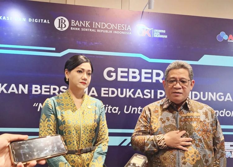 Deputi Gubernur Bank Indonesia (BI) Doni Primanto Joewono (kanan) dan Kepala Eksekutif Pengawas Perilaku Pelaku Usaha Jasa Keuangan, Edukasi dan Perlindungan Konsumen OJK, Friderica Widyasari Dewi saat Peluncuran Gerakan Bersama Edukasi Perlindungan Konsumen (GEBER PK). (ist)