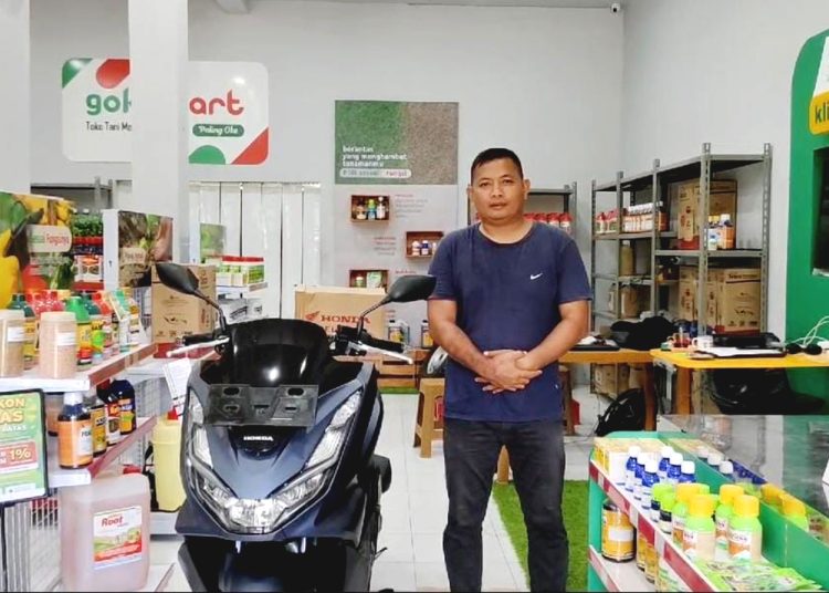 Marchellina Sugiono, Head of Retail GokoMart bersama hadiah utama 1 unit motor PCX160. Program Pesta Gebyar Gila GokoMart ini berlangsung pada 8 Desember 2024 - 31 Januari 2025 dan berhasil diraih oleh 20 pemenang yang memperoleh hadiah dari logam mulia hingga jutaan voucher.(ist)