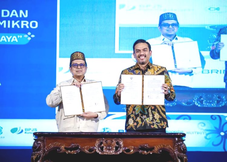 Kepala Badan Penyelenggara Jaminan Produk Halal (BPJPH), Babe Haikal Hassan Baras dan Menteri UMKM, Maman melakukan penandatanganan kerjasama (MoU) terkait sertifikasi halal, di Pontianak, Rabu.