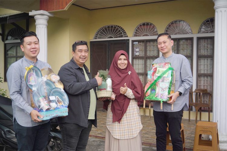 Asmo Kalbar memberikan apresiasi kepada konsumen Honda dalam Program Semarak Lebaran Nusantara. (ist)