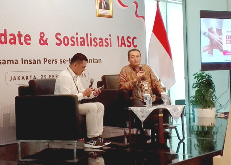 Analis Eksekutif Senior OJK, Brigjen Pol Fajaruddin (kanan) dalam Media update dan sosialisasi IASC (Indonesia Anti-Scam Center), di kantor OJK Pusat, Selasa. (ist)