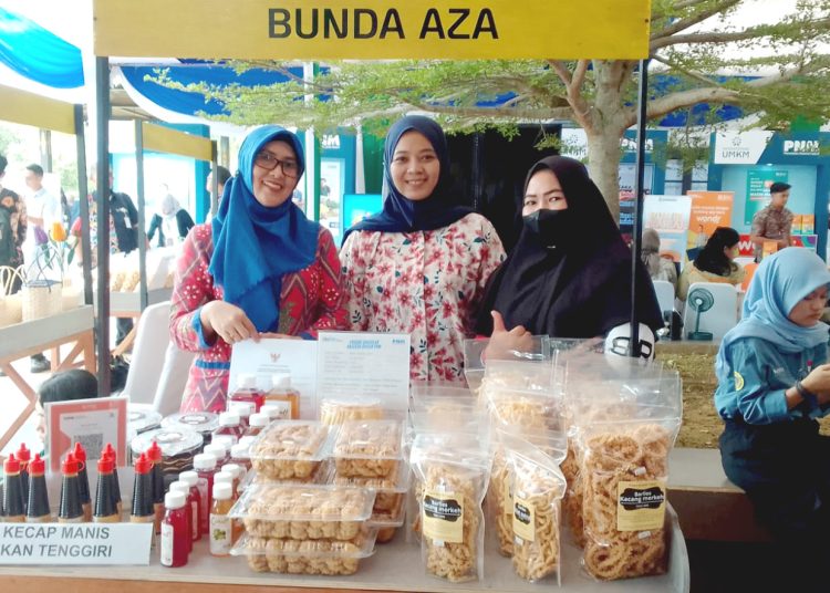 Rini Kartika Sari (kiri) dalam event Festival Kemudahan dan Perlindungan Usaha Mikro di Auditorium Untan Pontianak, Rabu. (mb)